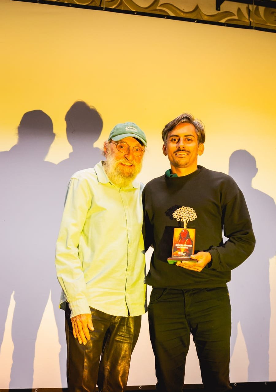 Alex Macedo recebendo o troféu do concurso da National Geographic.