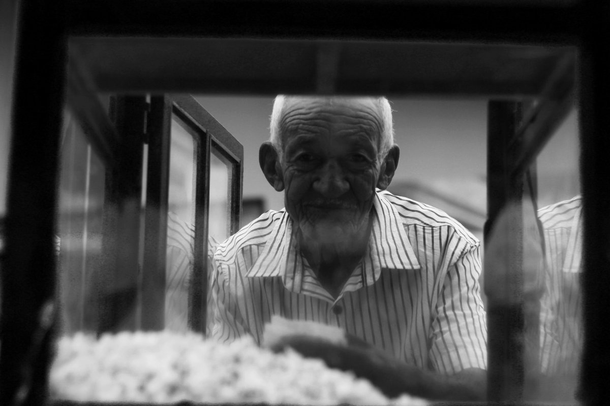 Retrato de um velho vendedor de pipoca.